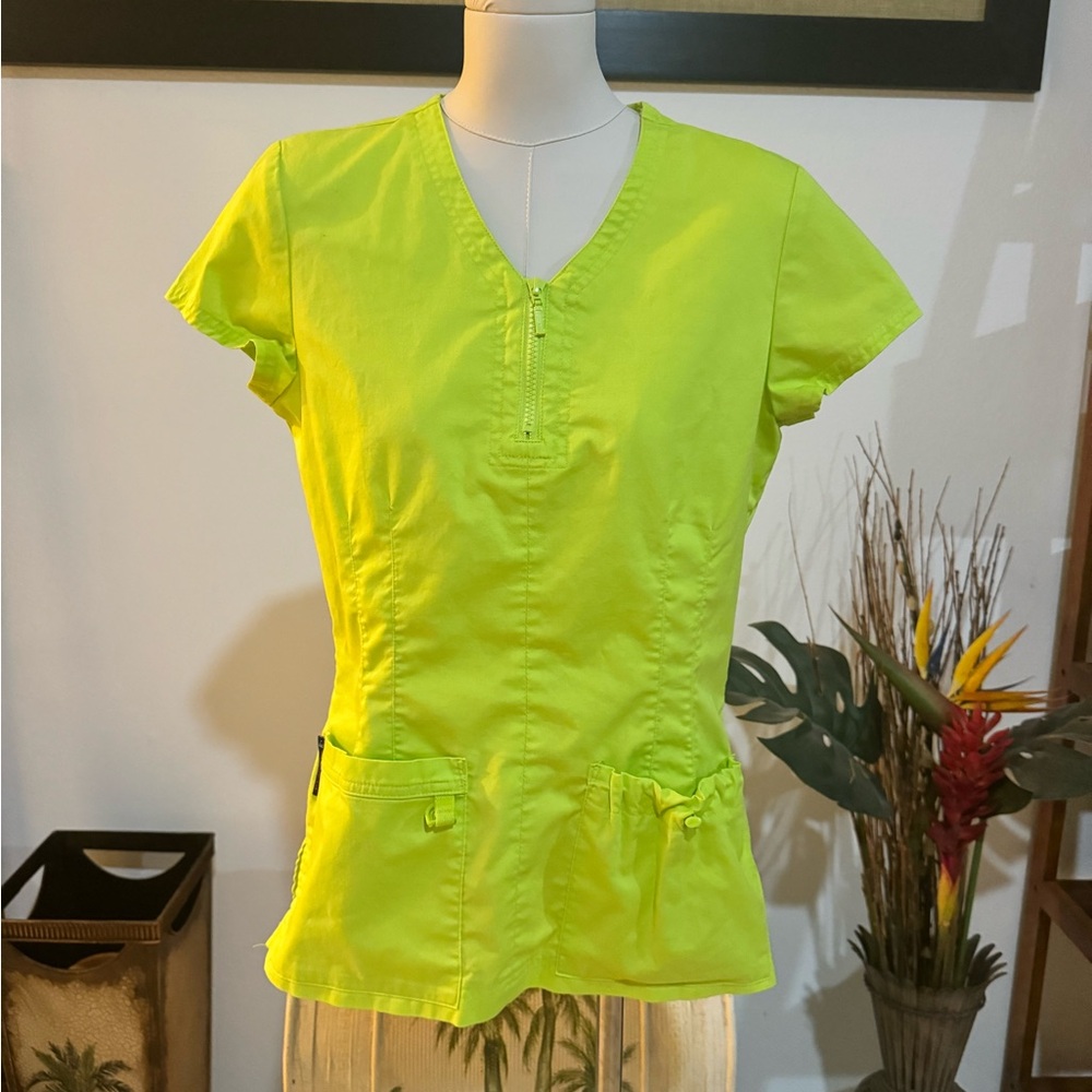 Koi Lite Slim Scrub Top Womens Bright Lime Yellow XS with 2 Pockets MINT $35